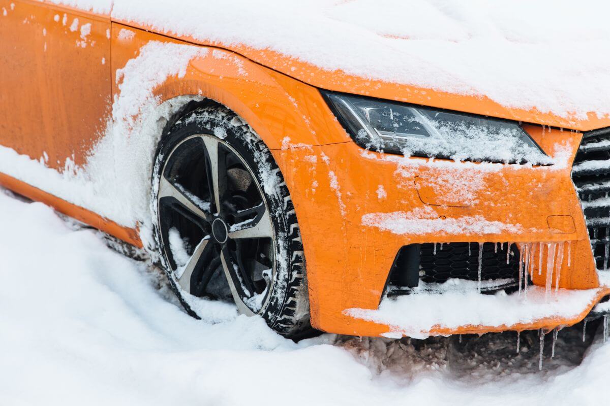 Automobil na snegu i ledu tokom zime - priprema za kasko osiguranje